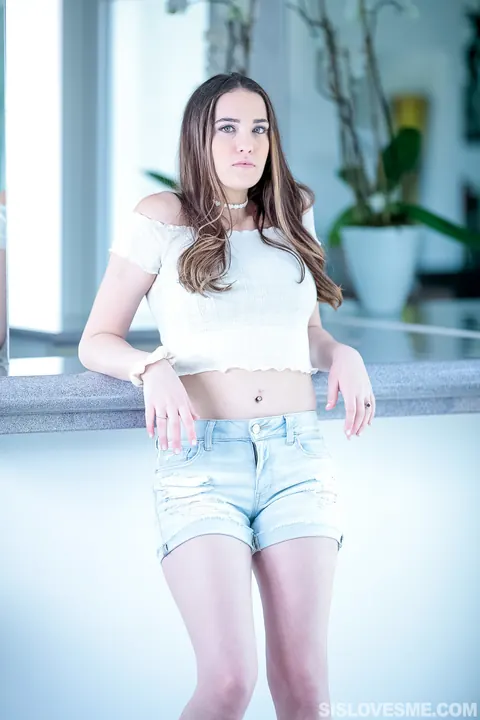 Brunette Peels Off Her Shorts and Spreads Her Pussy Outdoors – photo 2 of 17