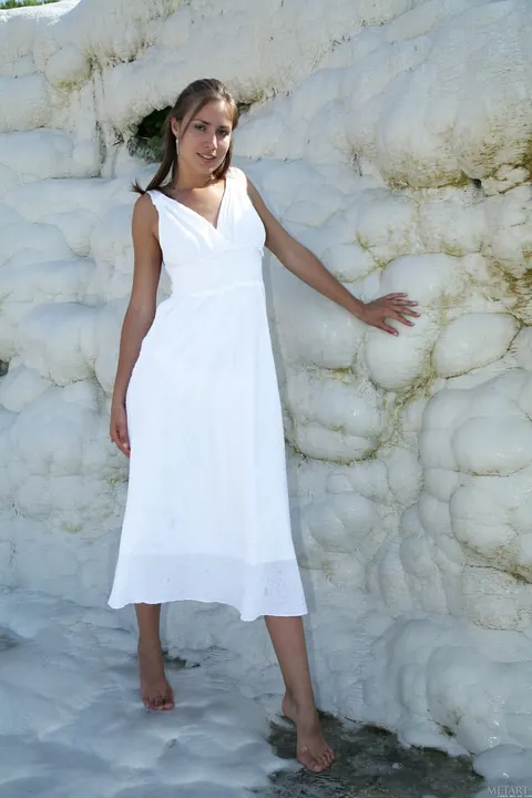 Brunette Flashes Her Pussy in a Long Dress on the Beach – photo 3 of 21