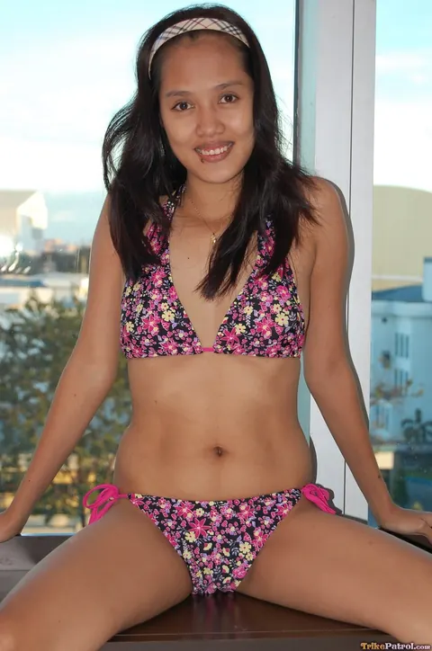 Filipina Pulls Bikini Aside and Fucks a Stranger – photo 4 of 21
