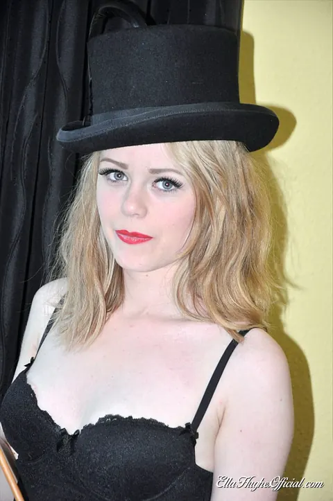 Ella Hughes: British Redhead Poses in Black Lingerie and Stockings – photo 9 of 15