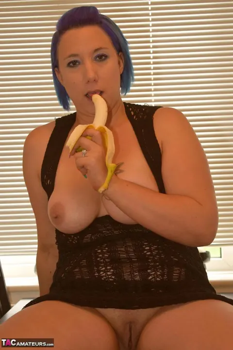 Sarah Banks: Thick Ebony MILF with Big Tits Spreads Her Pussy While Eating Banana – photo 16 of 16