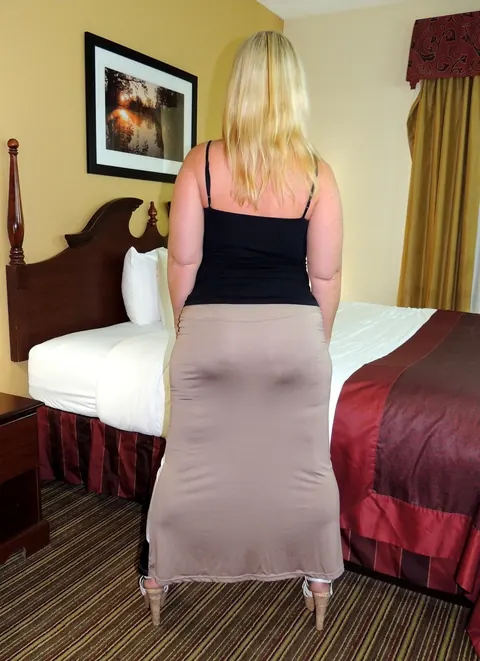 Dee Siren: Thick Blonde MILF with Big Tits Strips and Shows Her Body – photo 4 of 17