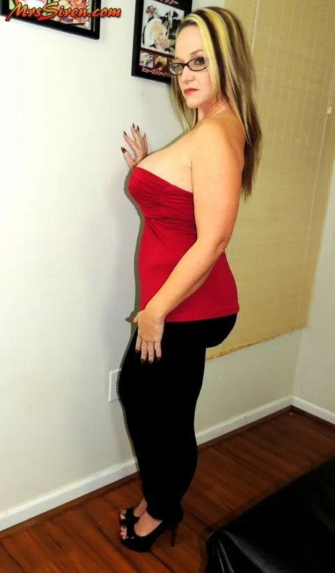 Dee Siren: Thick Blonde MILF in Glasses Shows Off Her Big Ass – photo 5 of 17