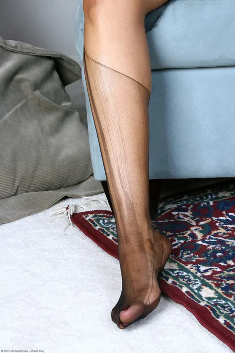 Ebony MILF Rips Pantyhose and Shows Her Feet – photo 13 of 20