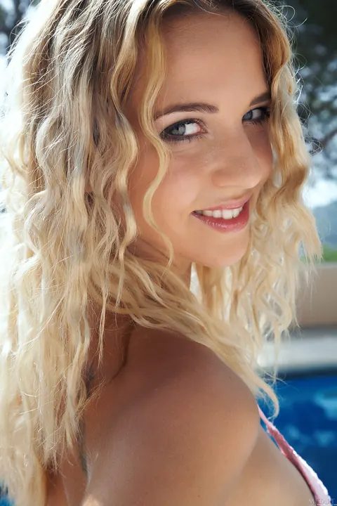 Curly Blonde Strips Out of Her Bikini at the Pool – photo 3 of 21