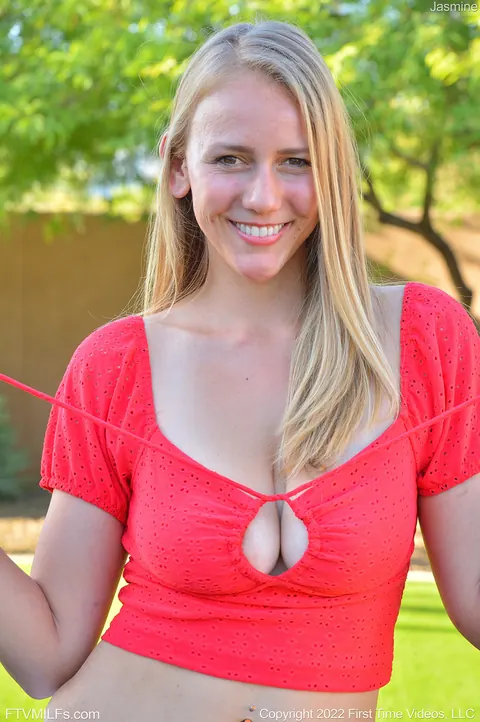 Jasmine Daze: Tall Blonde MILF Masturbates with a Toy in the Garden – photo 3 of 15