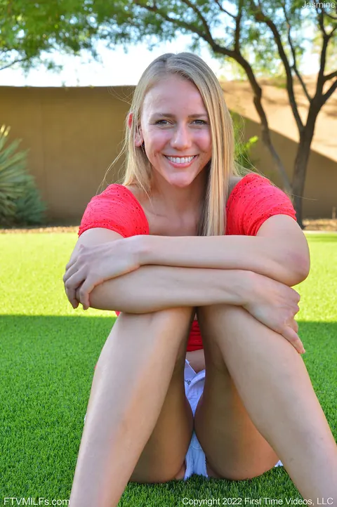 Jasmine Daze: Tall Blonde MILF Masturbates with a Toy in the Garden – photo 6 of 15