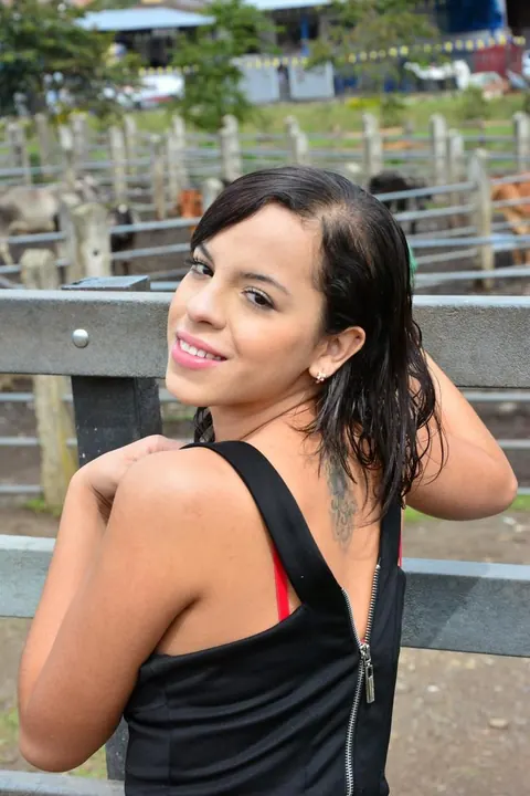 Daniela Robles: Thick Colombian Brunette Pulls Down Her Jeans Outdoors – photo 5 of 17