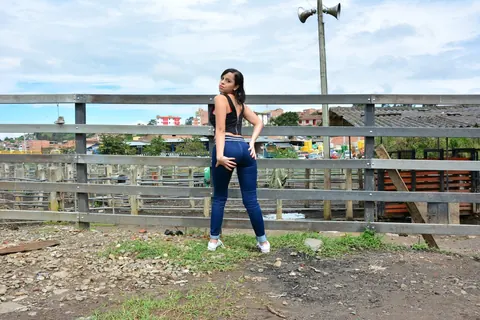 Daniela Robles: Thick Colombian Brunette Pulls Down Her Jeans Outdoors – photo 16 of 17