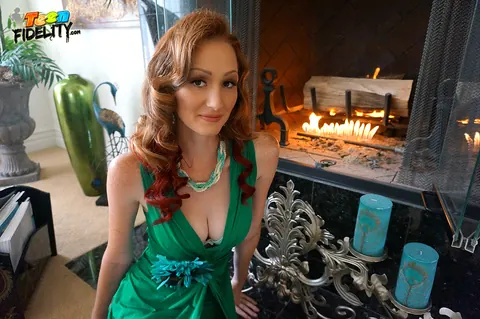 Dee Dee Lynn: Slim Redhead with Big Natural Tits Makes Her Hardcore Debut – photo 3 of 16