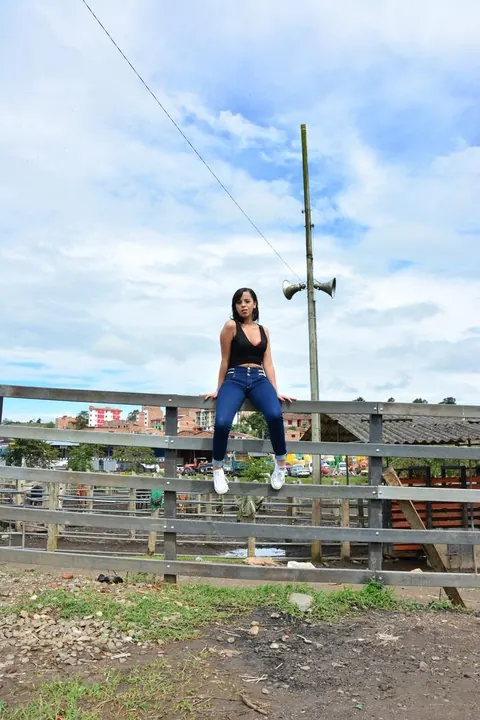 Daniela Robles: Thick Colombian Brunette Pulls Her Thong Aside Outdoors – photo 7 of 18
