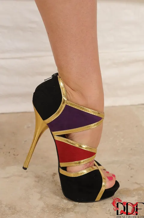 Clanddi Jinkcego: Busty European MILF in Heels Spreads Her Legs Wide – photo 2 of 16