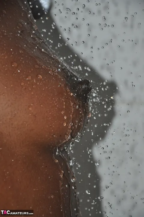 Ebony Woman in Lingerie Spreads in the Bathroom – photo 11 of 16
