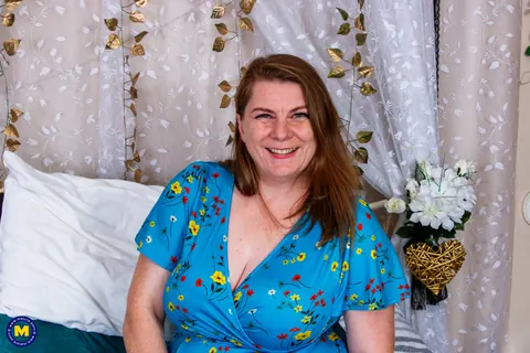 Darcy Rosa: British Redhead MILF Flashes and Strips on the Bed – photo 3 of 20