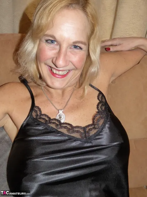 Molly Maracas: Short-Haired Blonde MILF Kisses and Licks Her Female Lover – photo 5 of 16