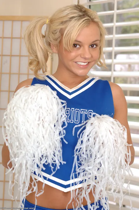 Bree Olson: Blonde Amateur with Big Natural Tits Spreads Her Legs Wide – photo 1 of 20
