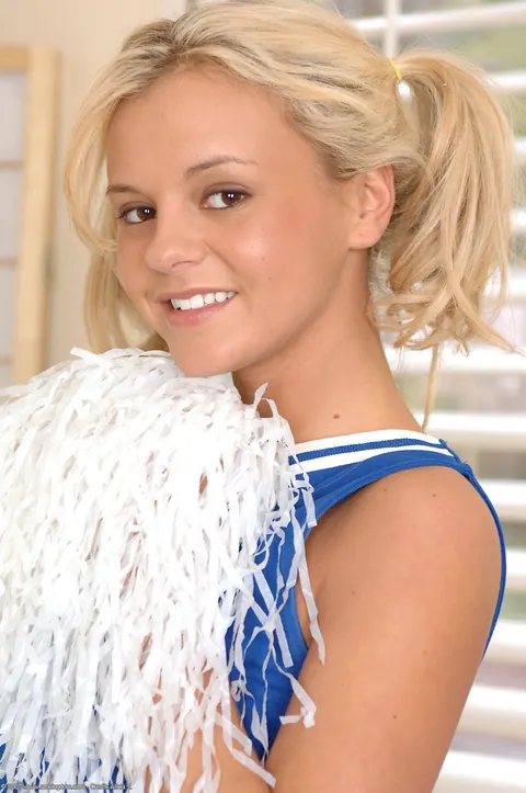 Bree Olson: Blonde Amateur with Big Natural Tits Spreads Her Legs Wide – photo 2 of 20