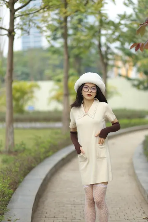 Petite Asian Woman in Glasses Undresses Outdoors – photo 12 of 21
