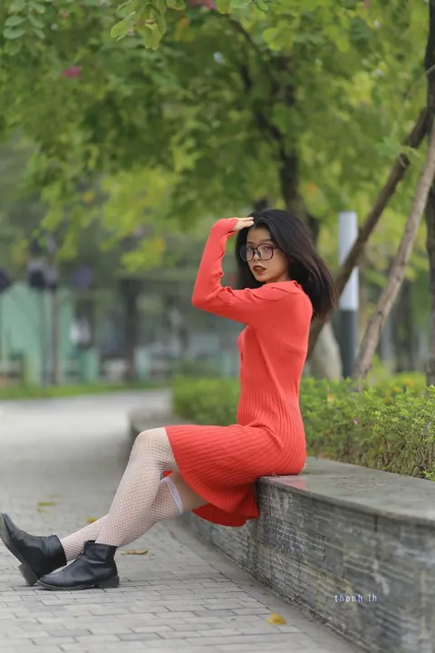Petite Asian Woman in Glasses Undresses Outdoors – photo 20 of 21