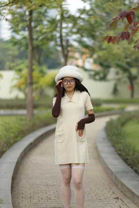 Petite Asian Woman in Glasses Undresses Outdoors – photo 9 of 21