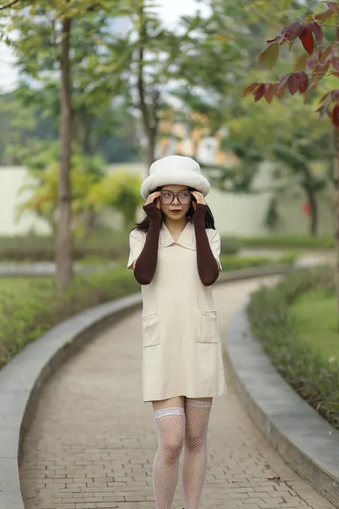 Petite Asian Woman in Glasses Undresses Outdoors – photo 10 of 21