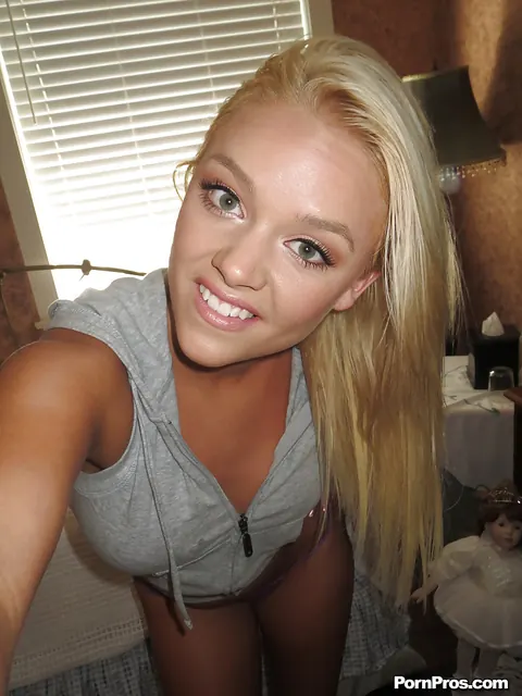 Alexis Monroe: Thick Blonde Babe with Big Tits Takes Mirror Selfies in Panties – photo 3 of 14