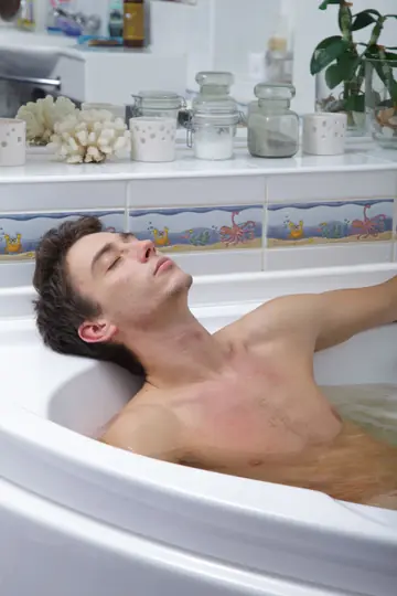 Krystal Boyd – Slim Brunette Sucks and Fucks for a Facial in the Hot Tub