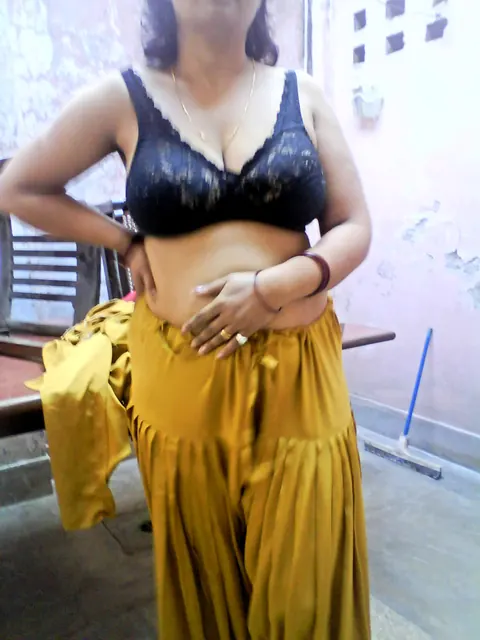 Curvy Indian MILF Shows Her Big Tits in a Skirt – photo 6 of 10