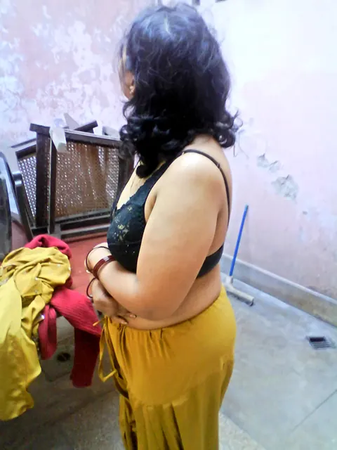 Curvy Indian MILF Shows Her Big Tits in a Skirt – photo 8 of 10