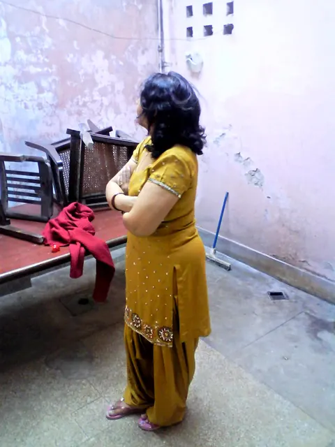 Curvy Indian MILF Shows Her Big Tits in a Skirt – photo 4 of 10