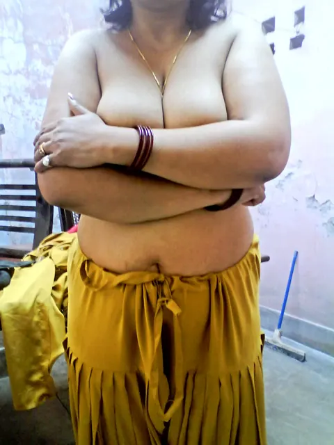 Curvy Indian MILF Shows Her Big Tits in a Skirt – photo 2 of 10