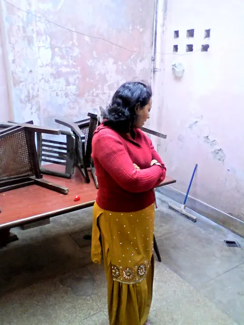Curvy Indian MILF Shows Her Big Tits in a Skirt – photo 1 of 10