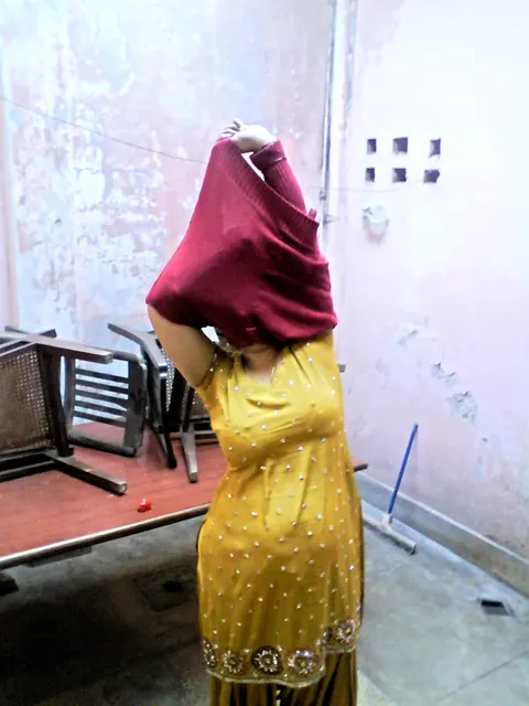 Curvy Indian MILF Shows Her Big Tits in a Skirt – photo 5 of 10