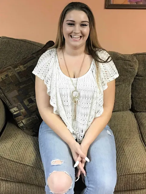Dymond Rose: Tall Blonde BBW in Jeans Shows Her Big Natural Tits Before a Blowjob – photo 3 of 20