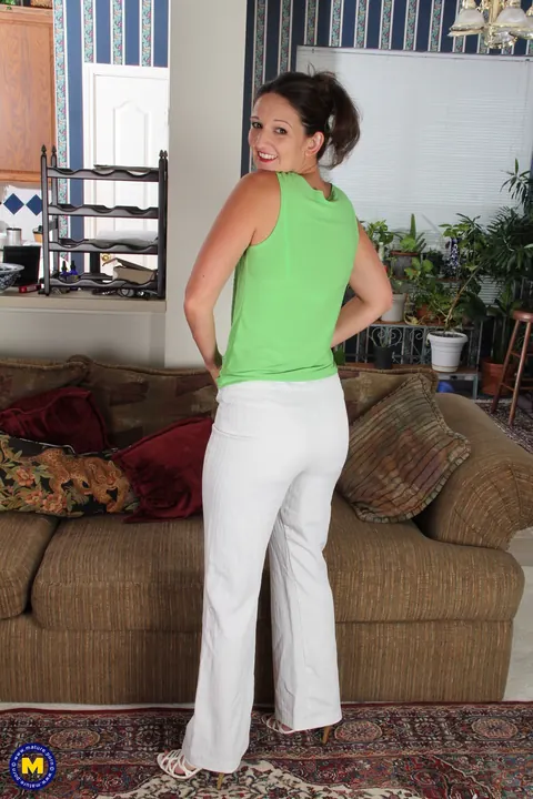 Stephanie Roberts: PAWG MILF Masturbates with a Dildo in Her Panties – photo 3 of 21