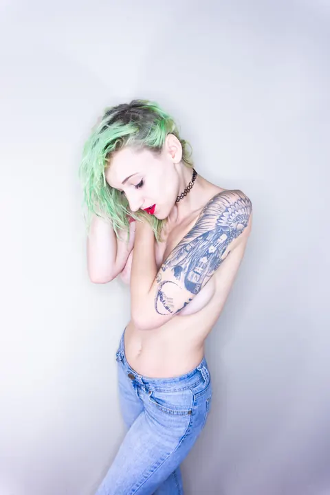 Kitty Quinn: Tattooed Latina MILF with Big Tits Flashes Her Ass in Jeans – photo 10 of 15