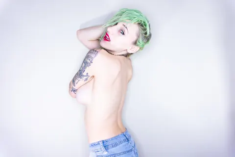 Kitty Quinn: Tattooed Latina MILF with Big Tits Flashes Her Ass in Jeans – photo 9 of 15