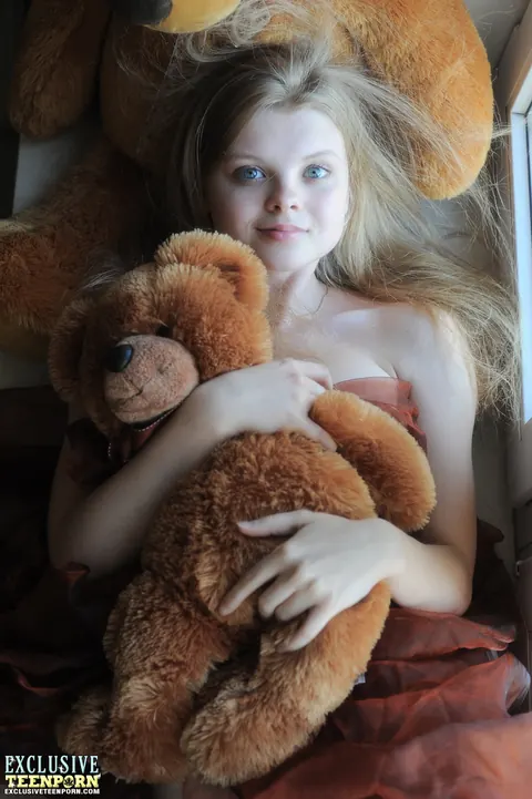 Blonde Woman Poses Nude and Spreads Her Shaved Pussy – photo 2 of 20