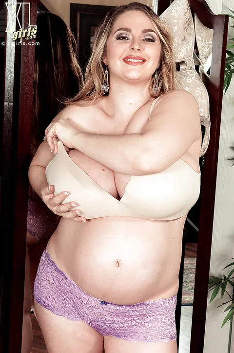 April McKenzie: Pregnant Curvy Blonde Rubs and Spreads Her Shaved Pussy – photo 5 of 16