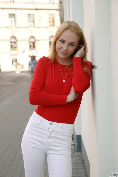 Bernie Svintis: PAWG Blonde in High Heels Flashes Her Ass in Public – photo 4 of 12