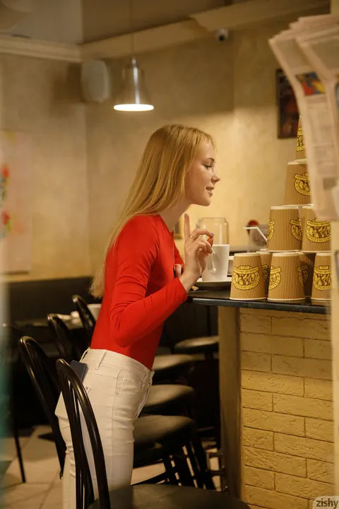 Bernie Svintis: PAWG Blonde in High Heels Flashes Her Ass in Public – photo 7 of 12