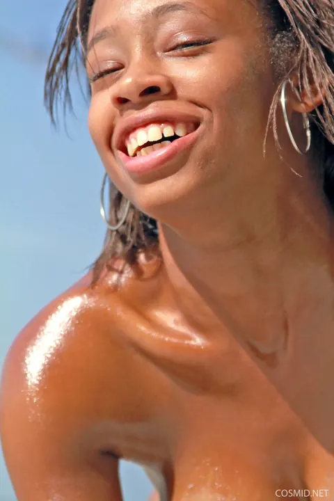 Ebony Babe with Big Tits Spreads Her Pussy on the Beach – photo 3 of 16