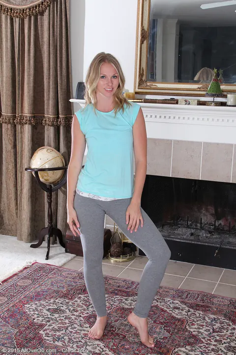 Lara Elaine: Tall Blonde MILF Strips Out of Her Yoga Pants and Spreads – photo 1 of 16