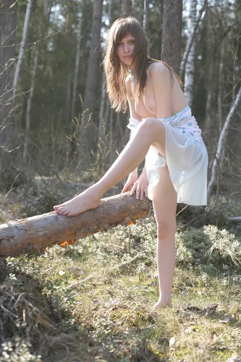 Woman Strips Naked and Poses Showing Front and Back – photo 6 of 21