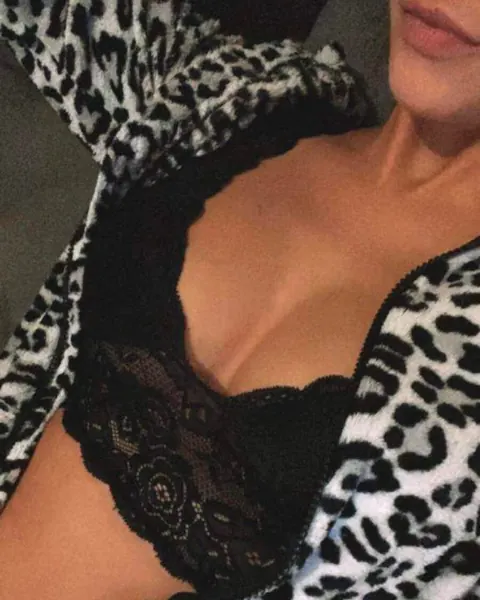 Amateur Woman Poses in Lingerie Then Strips Fully Nude – photo 18 of 18