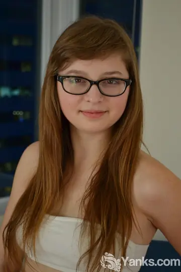 Lilah Demaray – Brunette PAWG in Lingerie and Glasses Masturbates