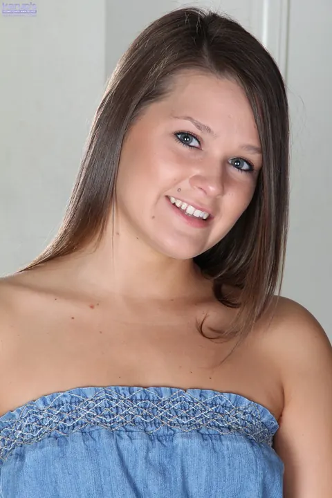 Abby Cross: Brunette with Small Natural Tits Shows Her Shaved Pussy – photo 2 of 21