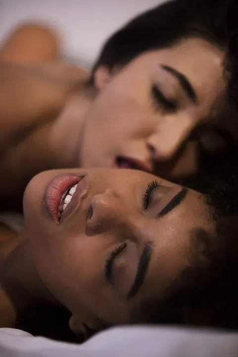 Frida Sante: Slim Brunette Latina and Ebony Babes Eat Pussy in Bed – photo 4 of 18