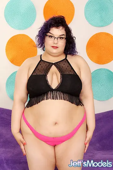 Simone Debu – BBW Brunette with Big Tits and Glasses Fingers Her Pussy