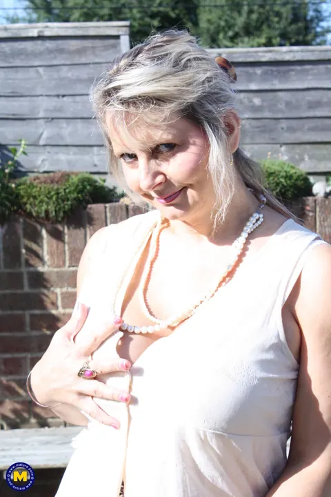 Curvy Mature British Woman Spreads Outdoors – photo 5 of 20